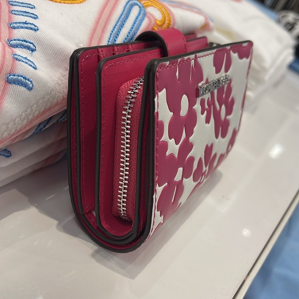 Michael Kors Jet Set Medium Floral Print Bi-Fold Wallet
Dragonfruit
NWT - Picture 16 of 16